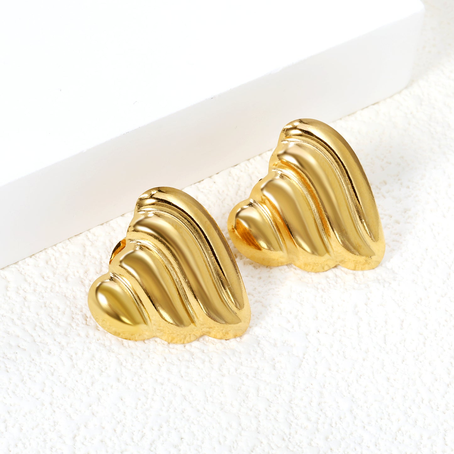 Wholesale Stainless Steel Patterned Heart Stud Earrings Playful Cute