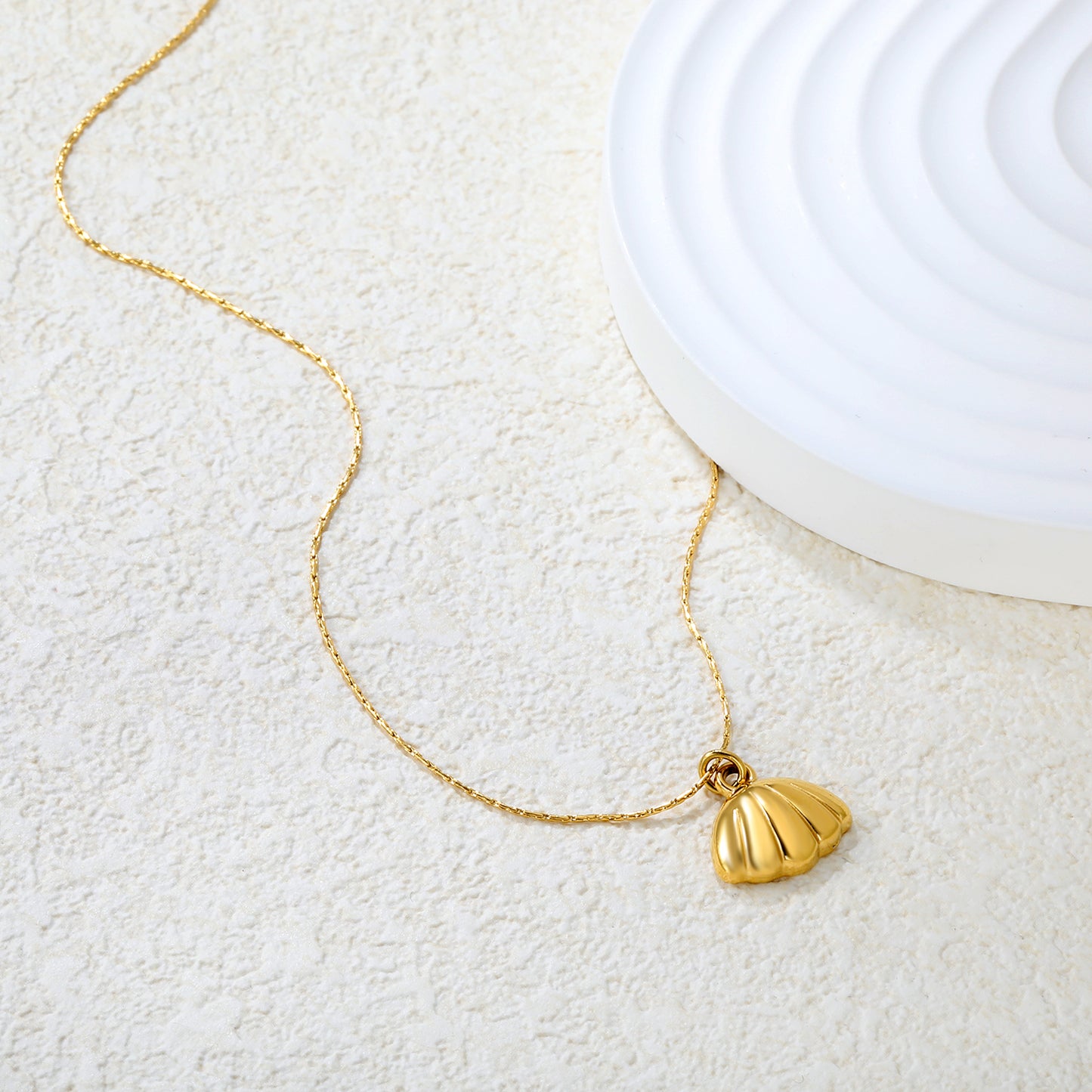 Wholesale 18K Gold Plated Shell Pendant Necklace Textured Surface Natural Theme Luxury