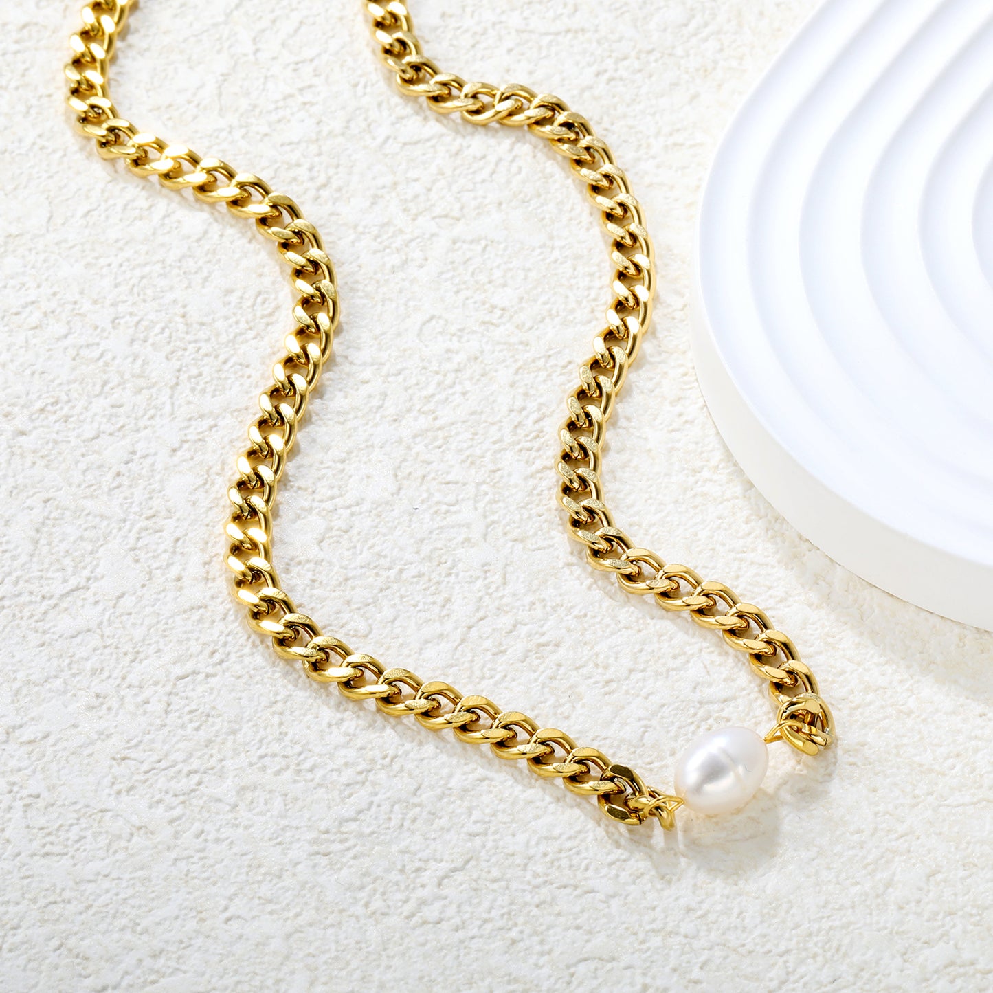 Wholesale 18K Gold Plated Cuban Chain Pearl Pendant Necklace Industrial Soft Contrast Luxury