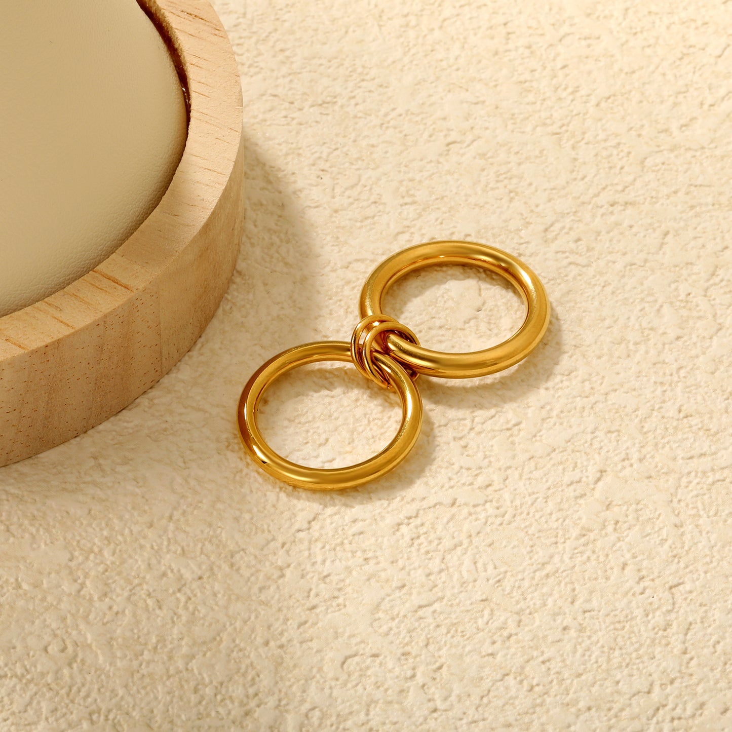 Wholesale 18K Gold Plated Multi-Loop Interlock Ring Twisted Circle Sculpture Light Luxury Art