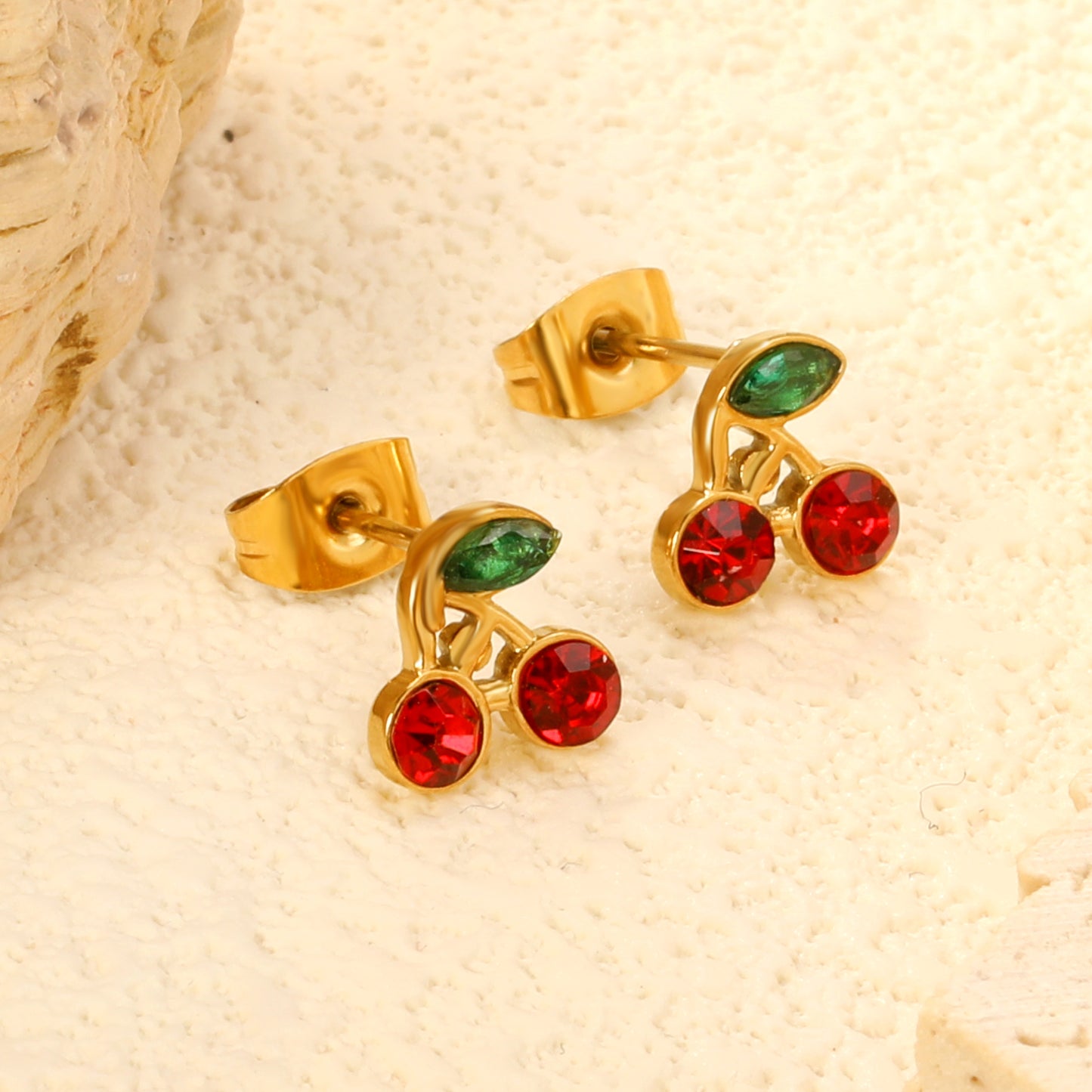 Wholesale stainless steel 18K gold plated cherry green diamonds + white diamonds ordinary pin earrings
