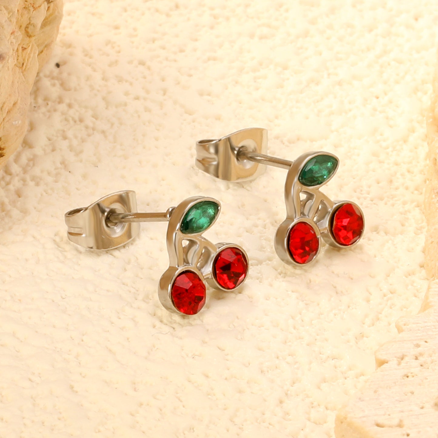 Wholesale stainless steel 18K gold plated cherry green diamonds + white diamonds ordinary pin earrings