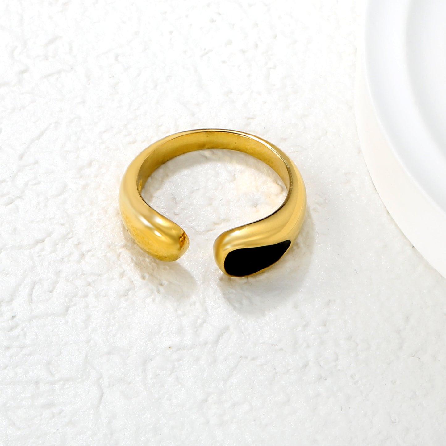 Wholesale 18K Gold Plated Arc Ring Mother-of-Pearl & Onyx Inlay Open Band Contrast Luxury