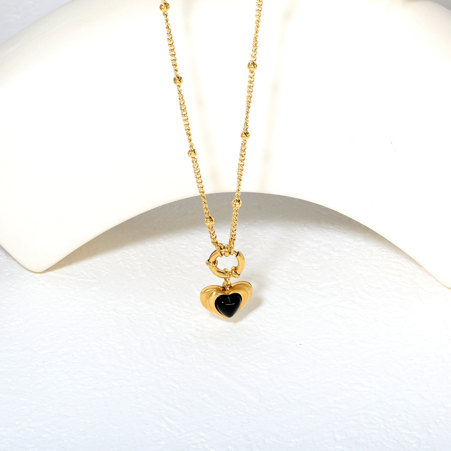 Wholesale 18K Gold Plated Heart Black Gemstone Pendant Necklace Contrast Setting Festival Luxury