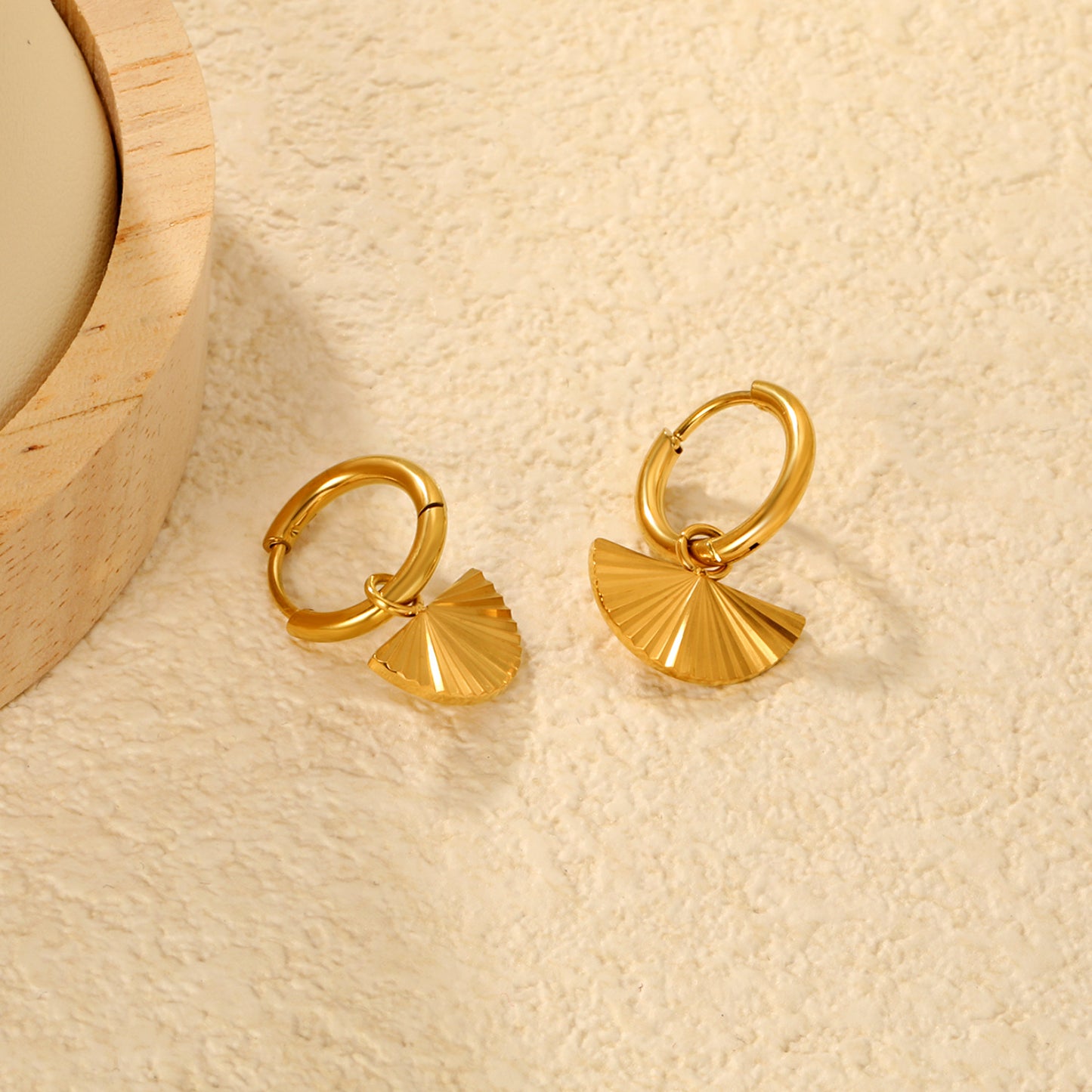Wholesale Waterproof PVD Gold Retro Fan Radial Texture Earrings