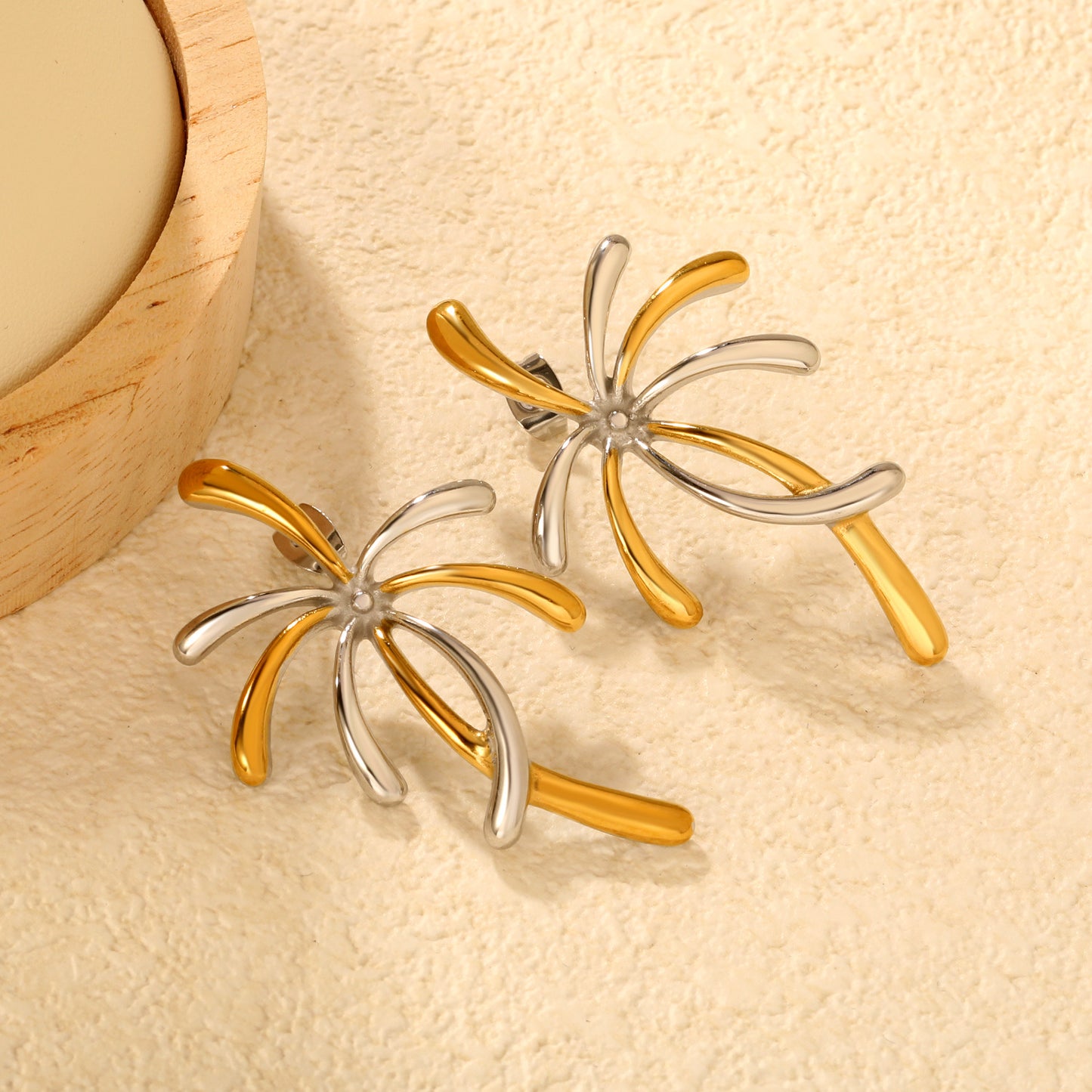 Wholesale Waterproof PVD Gold/Silver Sculpted Palm Tree Studs