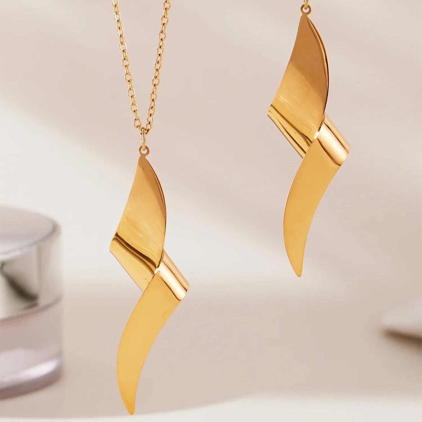 Wholesale Waterproof Two-Tone Spiral Sculpted Fluid Pendant Necklace