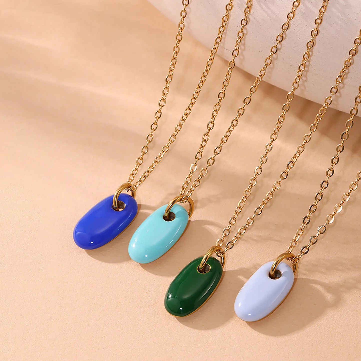 Wholesale Waterproof PVD Gold Sculpted Oval Gemstone Pendant Necklace