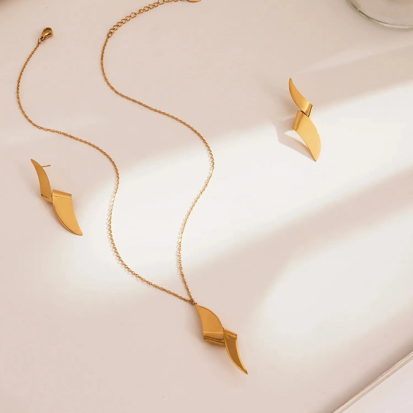 Wholesale Waterproof Two-Tone Spiral Sculpted Fluid Pendant Necklace