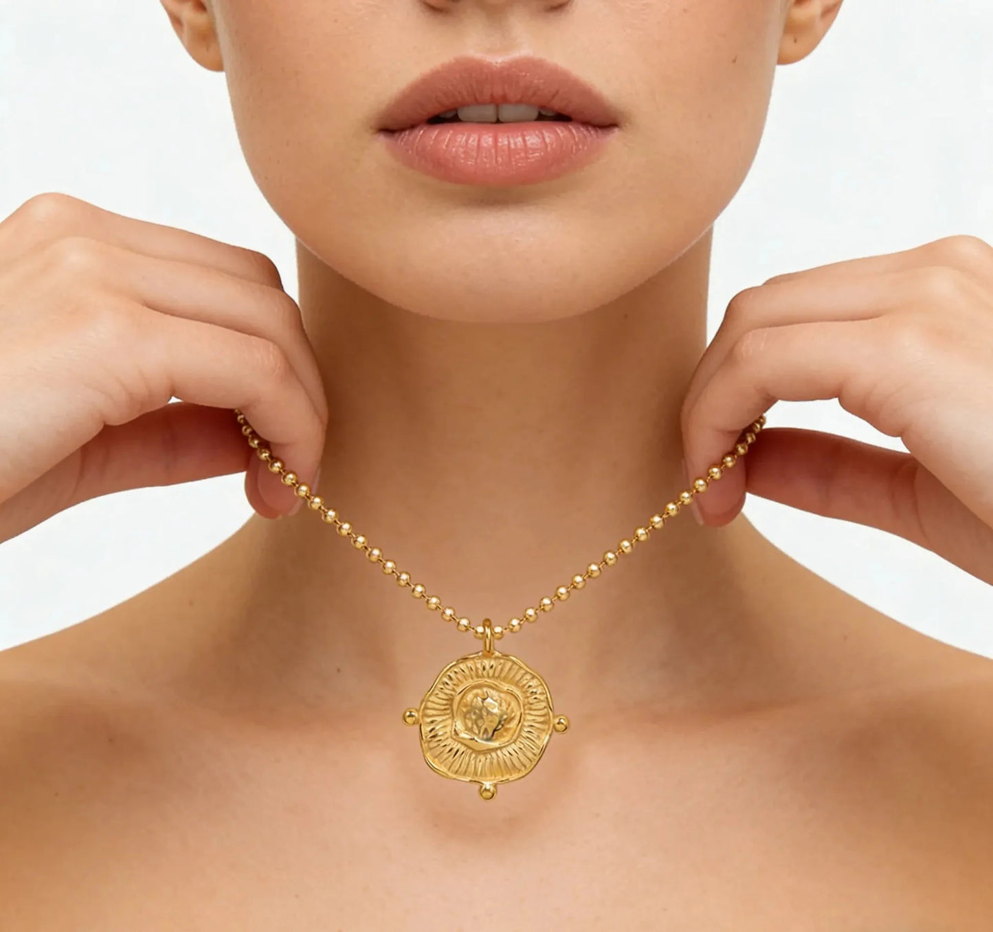 Wholesale Waterproof PVD Gold Relief-Textured Sun Badge Necklace