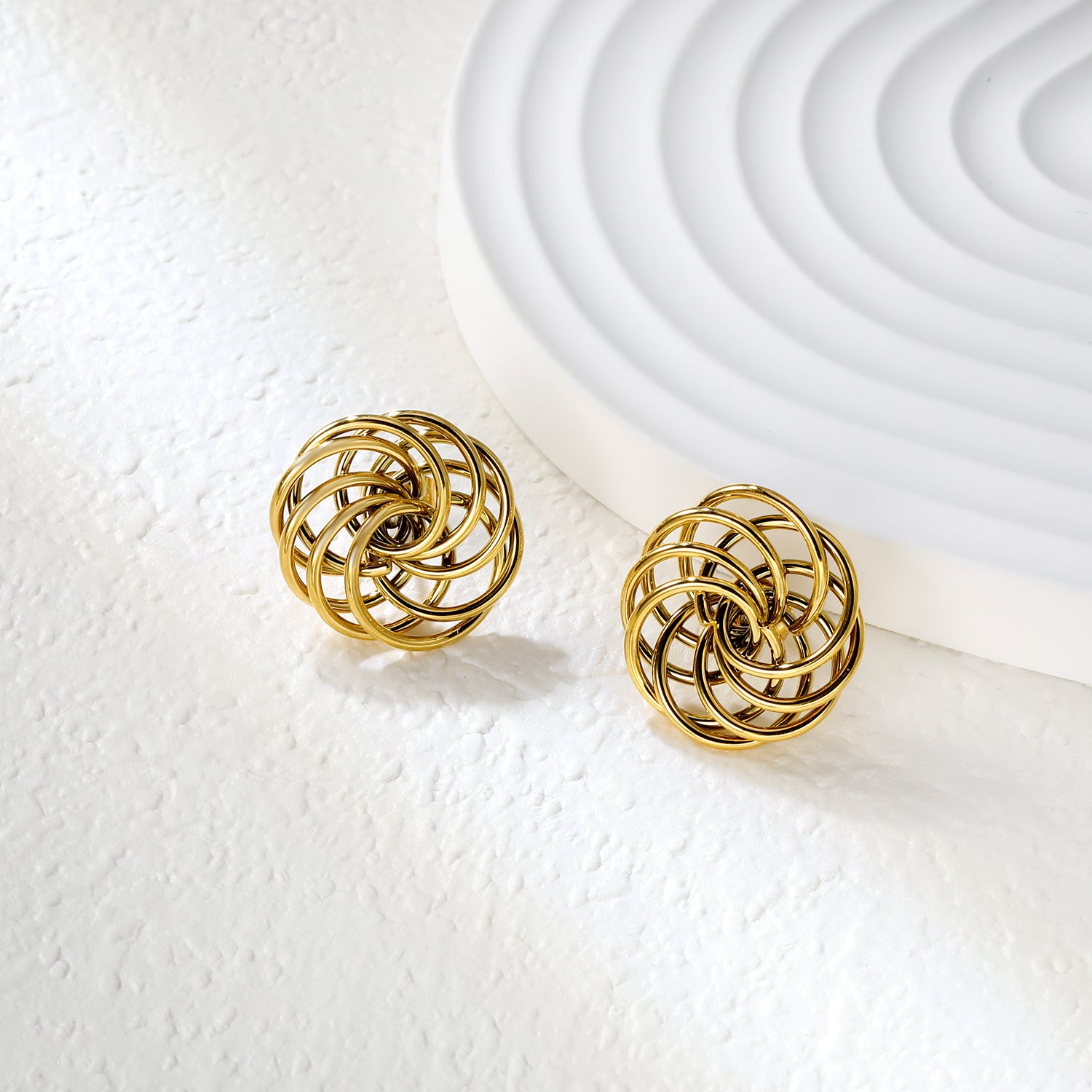 Bulk 18K Gold Plated Botanical Circular Wreath Stud EarringsClose-up of the light-colored ambiance