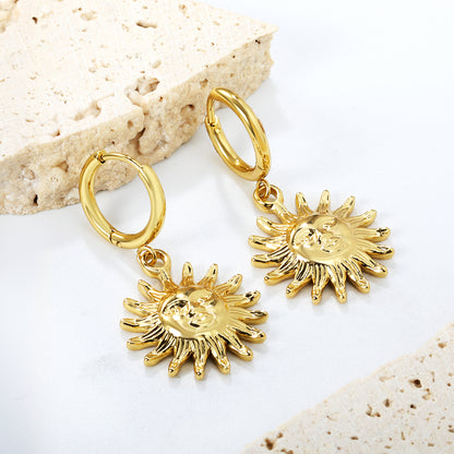 Gold earrings + sun pendant earrings jewelry supplierClose-up of the light-colored ambiance