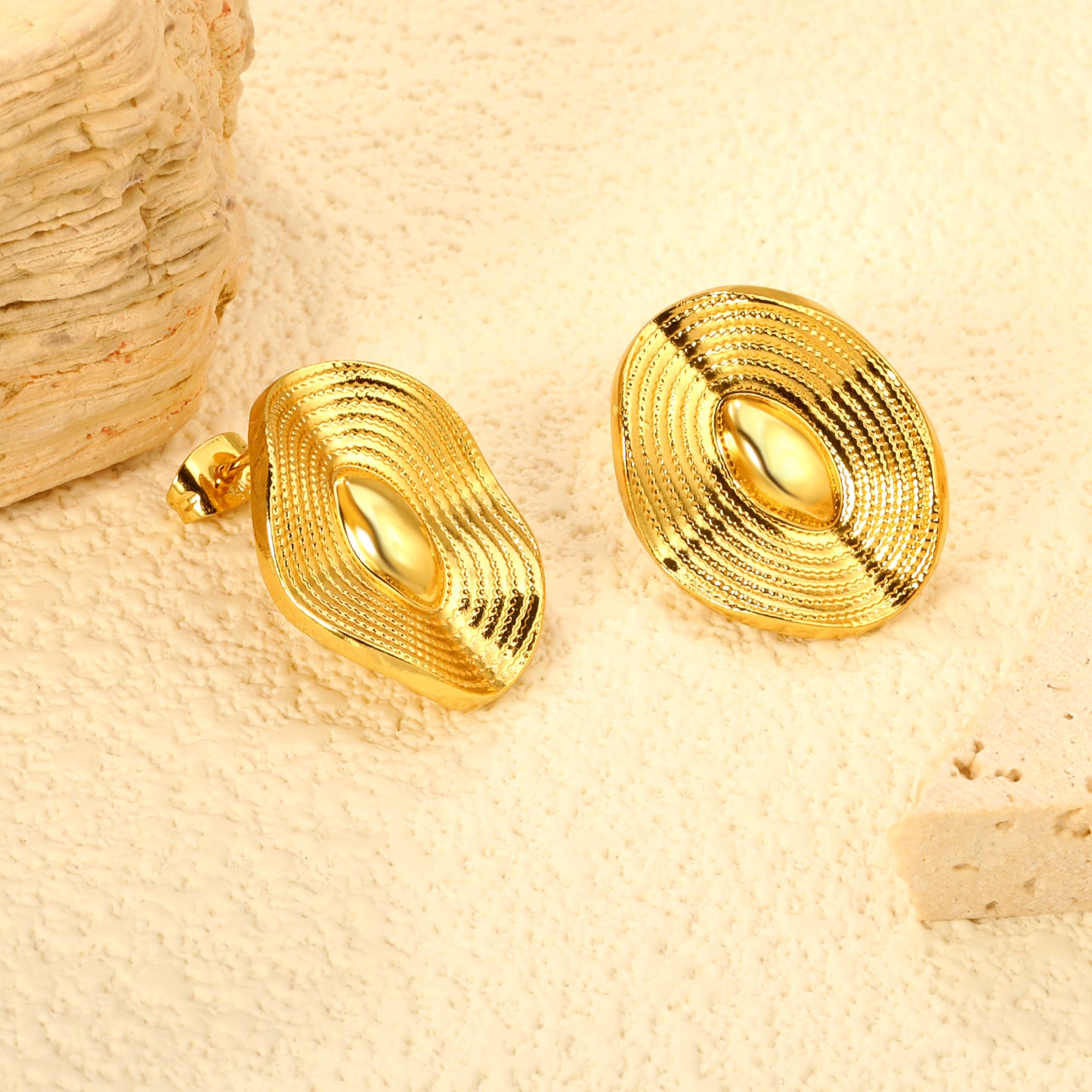 Golden oval wave piece earrings jewelry supplierClose-up of the light-colored ambiance