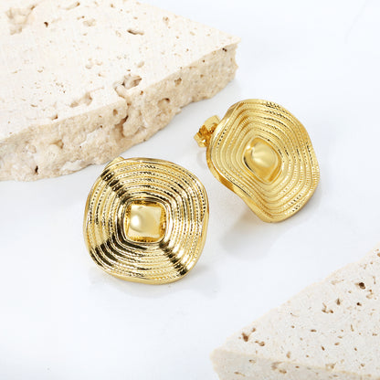 Golden square wavy piece earrings jewelry supplierClose-up of the light-colored ambiance