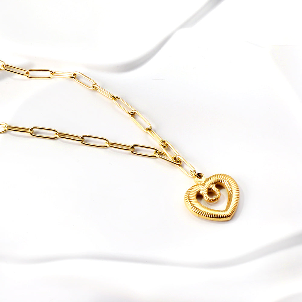 Wholesale Gold - toned Heart - shaped Pendant Necklace Delicate Fashionable Style
