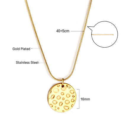 Wholesale 18K Gold Patterned Circle Necklace Chic Style