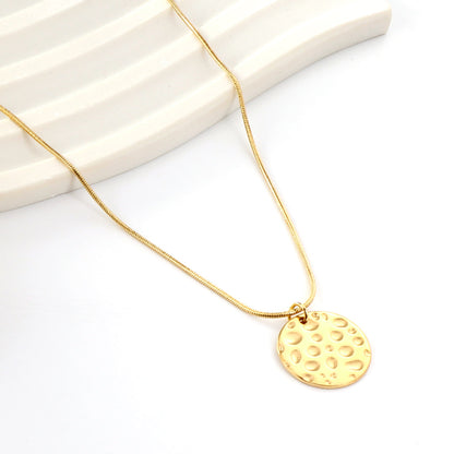 Wholesale 18K Gold Patterned Circle Necklace Chic Style