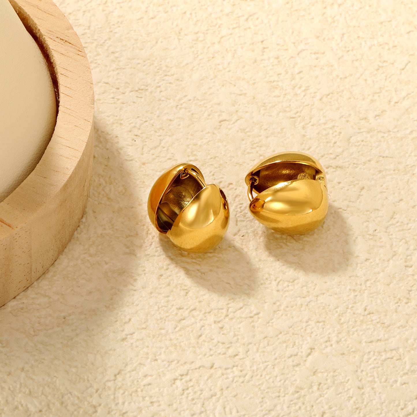 Wholesale 18K Gold Plated Egg-shaped Ear Cuff Minimalist Design Light LuxuryClose-up of the light-colored ambiance