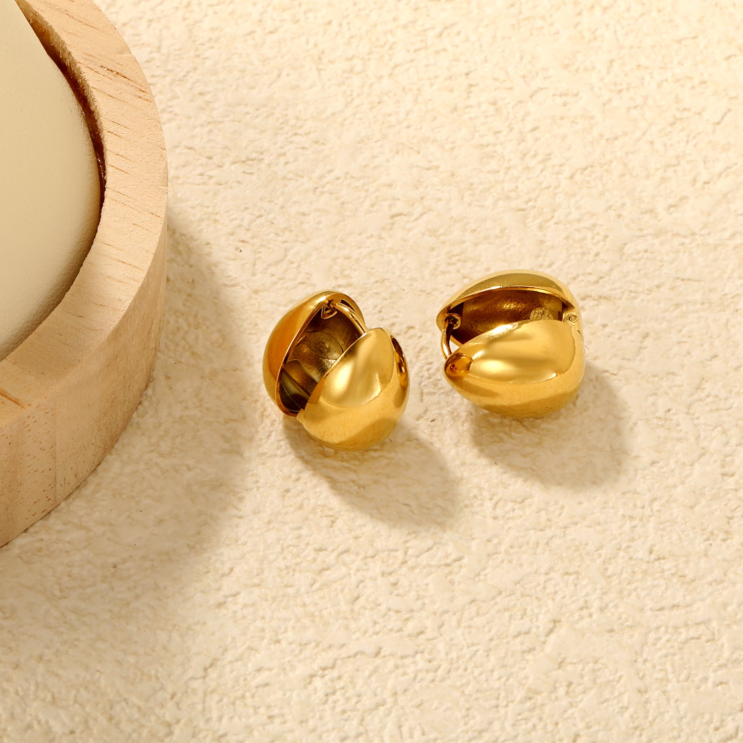 Wholesale 18K Gold Plated Egg-shaped Ear Cuff Minimalist Design Light LuxuryClose-up of the light-colored ambiance