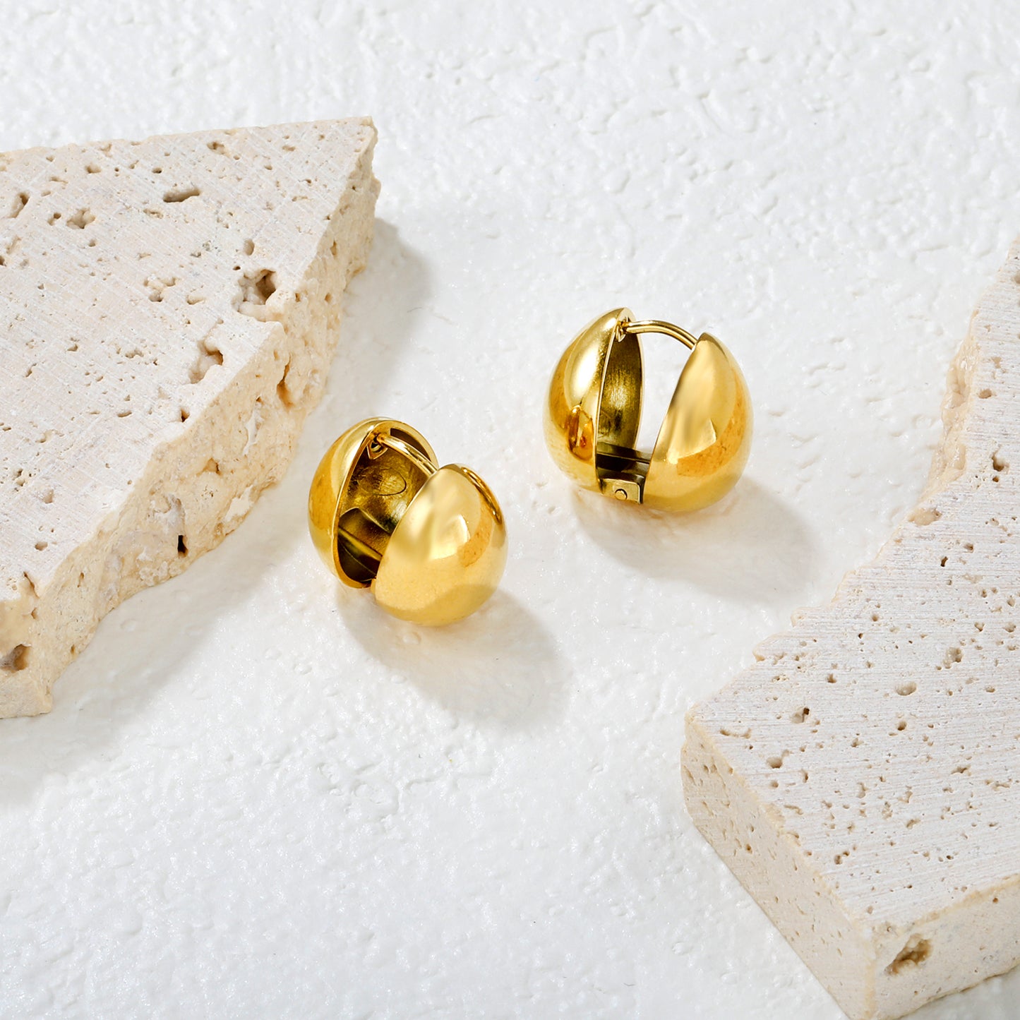 Wholesale 18K Gold Plated Egg-shaped Ear Cuff Minimalist Design Light LuxuryClose-ups of the gold plating and details