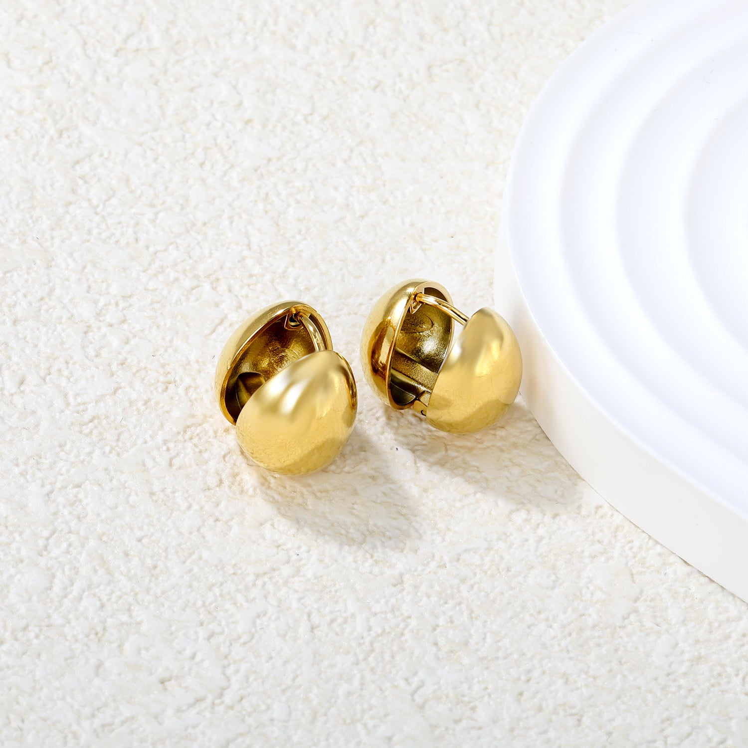Wholesale 18K Gold Plated Egg-shaped Ear Cuff Minimalist Design Light LuxuryHigh-resolution Lifestyle Photos