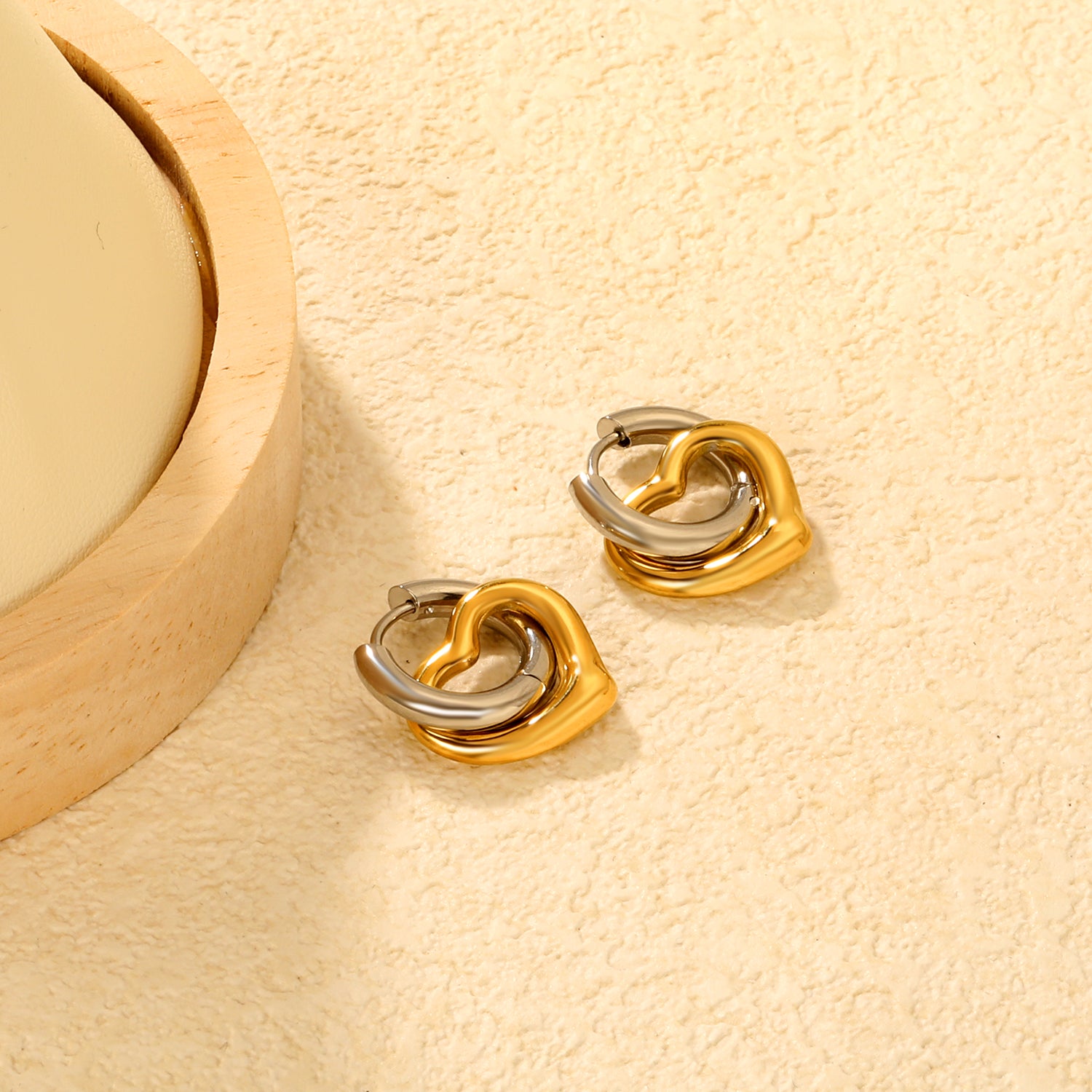 Wholesale 18K Gold Plated Heart Hoop Earrings Interlock Design Minimalist LuxuryClose-ups of the gold plating and details_mixed