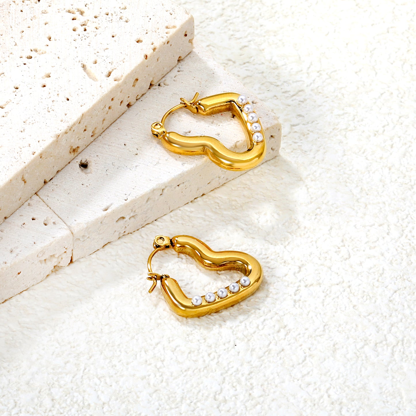 Wholesale 18K Gold Plated Openwork Heart Earrings Diamond Accent Festival CelebrationClose-up of the light-colored ambiance