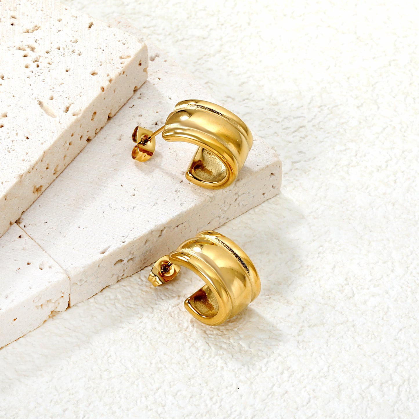 Wholesale 18K Gold Plated Wide C-Hoop Earrings Industrial Texture Vintage LuxuryClose-up of the light-colored ambiance