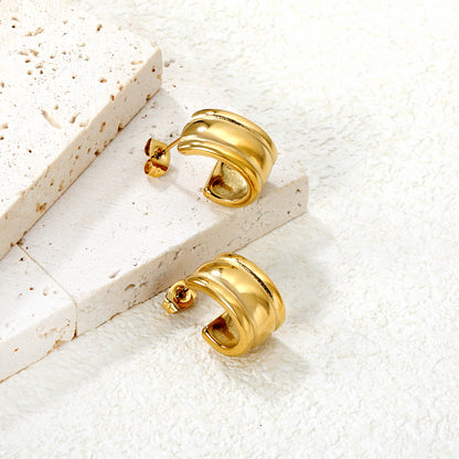 Wholesale 18K Gold Plated Wide C-Hoop Earrings Industrial Texture Vintage LuxuryClose-up of the light-colored ambiance