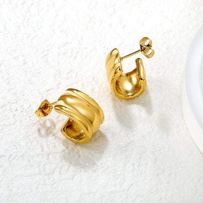 Wholesale 18K Gold Plated Wide C-Hoop Earrings Industrial Texture Vintage LuxuryHigh-resolution Lifestyle Photos