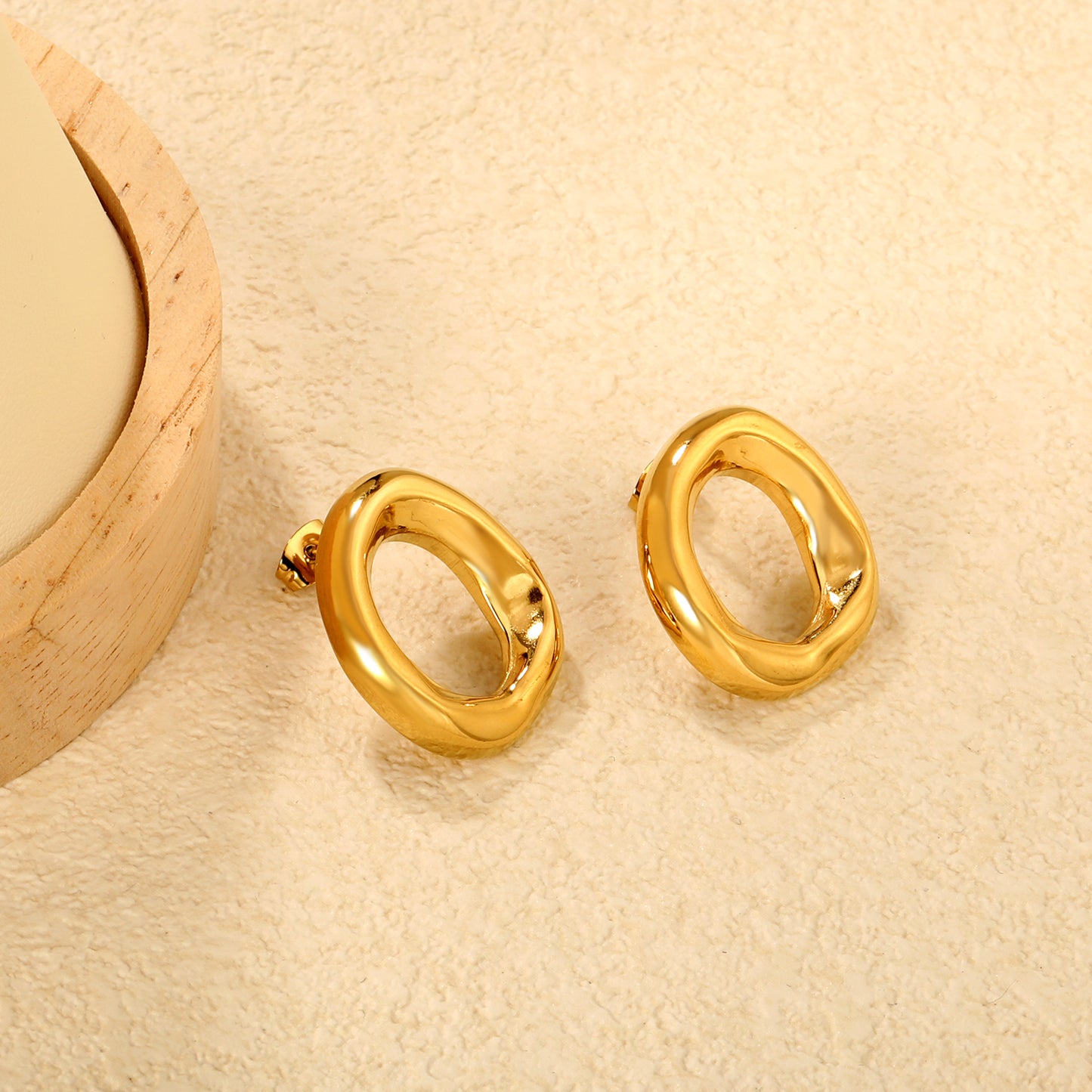 Wholesale 18K Gold Plated Wide O-Hoop Earrings Minimalist Statement Light LuxuryClose-ups of the gold plating and details