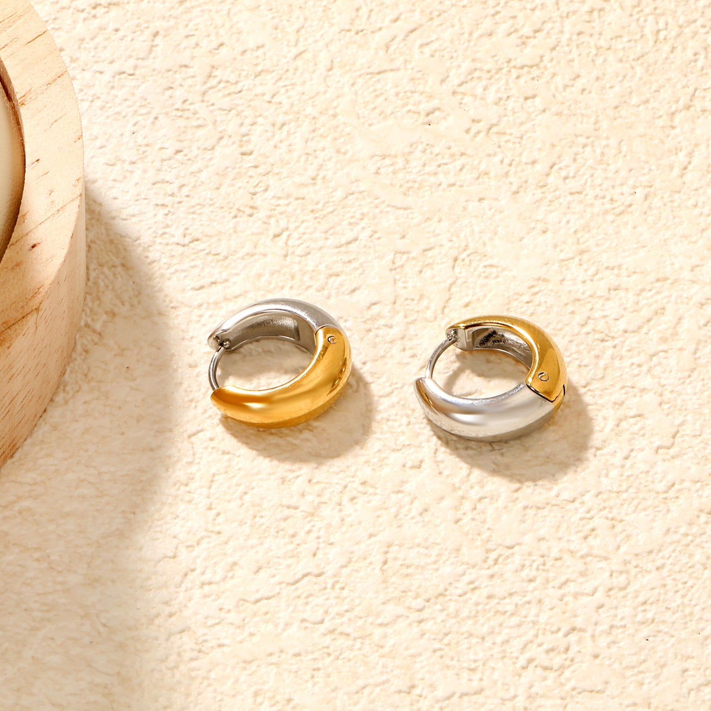 Wholesale Chunky Dome Hoop Earrings PVD Gold Two-Tone Minimalist WaterproofClose-ups of the gold plating and details_mixed