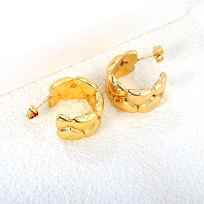 Wholesale Stainless Steel 18K Gold Plated C Shape Connected Heart Stud EarringsClose-up of the light-colored ambiance