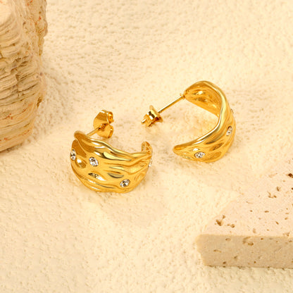 Wholesale Stainless Steel 18K Gold Plated Irregular Pattern C Shape Open Stud Earrings with Sticky White DiamondsClose-up of the light-colored ambiance
