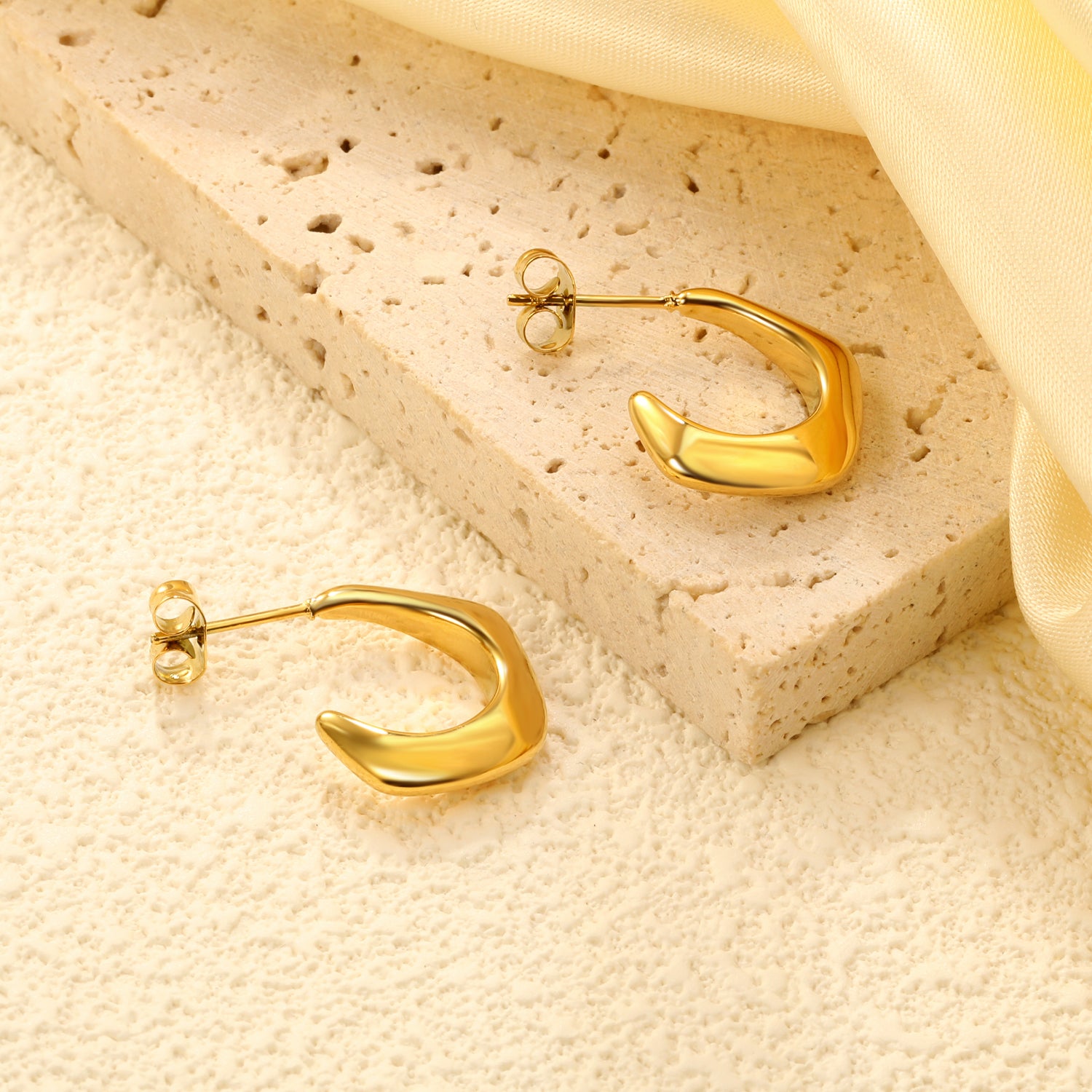Wholesale Stainless Steel 18K Gold Plated Open Pentagon Stud EarringsClose-up of the light-colored ambiance