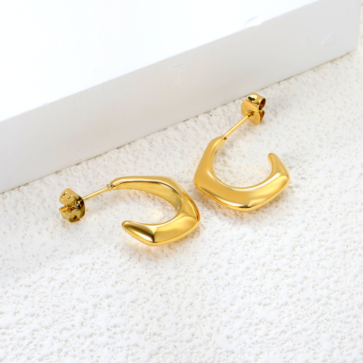 Wholesale Stainless Steel 18K Gold Plated Open Pentagon Stud EarringsClose-ups of the gold plating and details