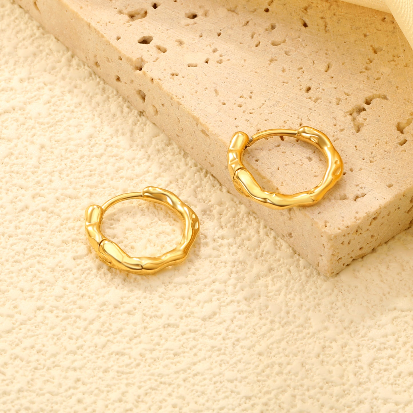 Wholesale Stainless Steel 18K Gold Plated Round Tree Branches Pattern Stud EarringsClose-up of the light-colored ambiance