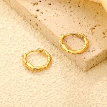 Wholesale Stainless Steel 18K Gold Plated Round Tree Branches Pattern Stud EarringsClose-up of the light-colored ambiance