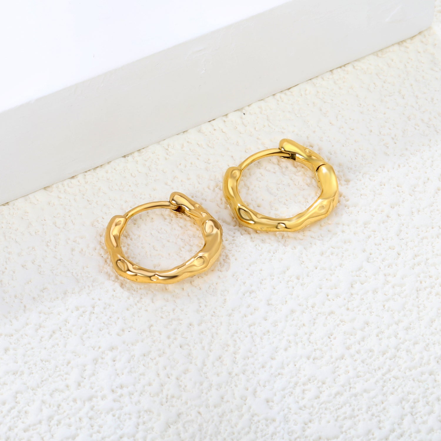 Wholesale Stainless Steel 18K Gold Plated Round Tree Branches Pattern Stud EarringsClose-ups of the gold plating and details