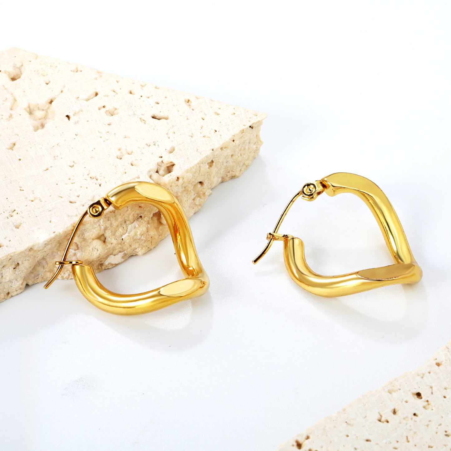 Wholesale Stainless Steel 18K Gold Plated Twisted Thread Reversible Angle Stud EarringsClose-ups of the gold plating and details