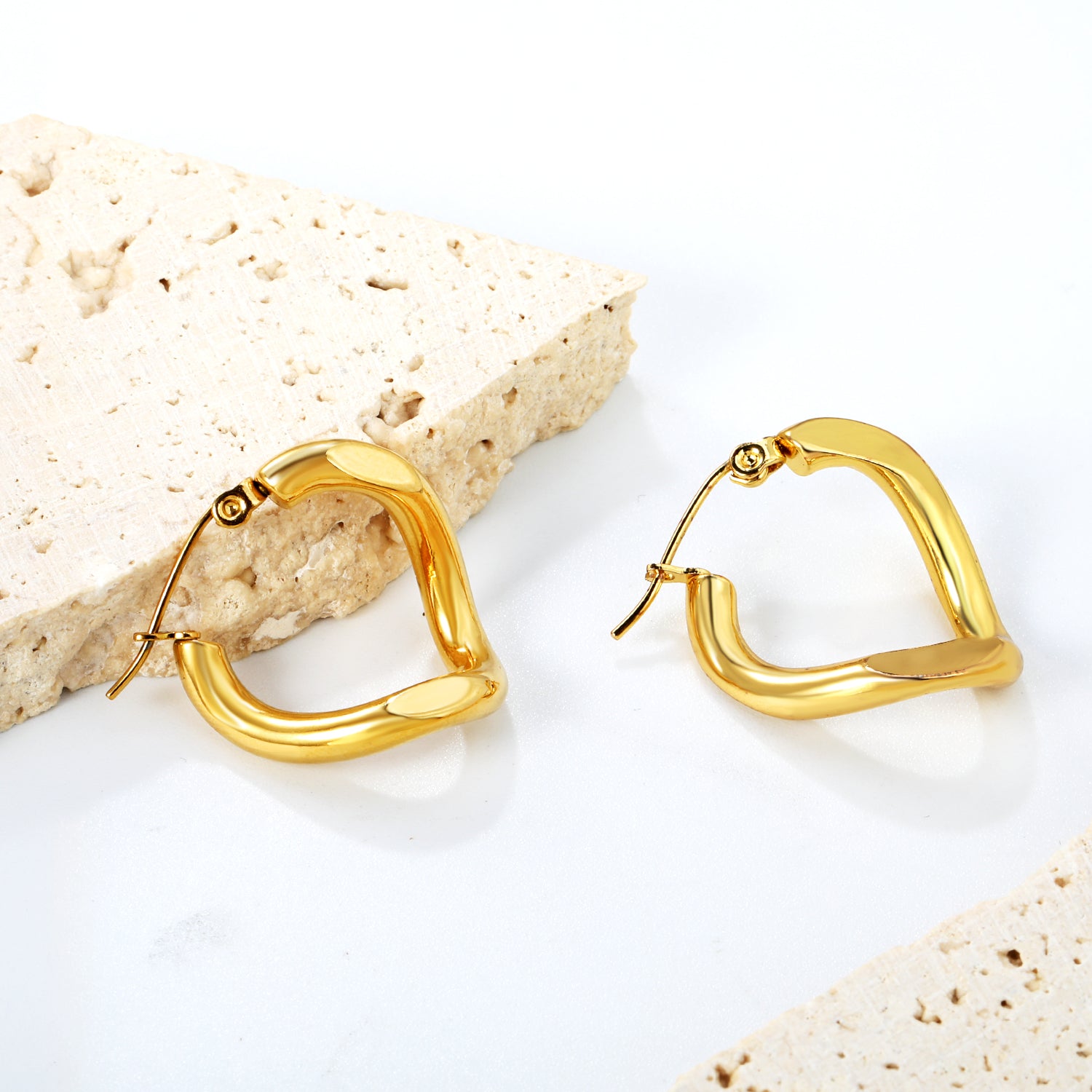 Wholesale Stainless Steel 18K Gold Plated Twisted Thread Reversible Angle Stud EarringsClose-ups of the gold plating and details