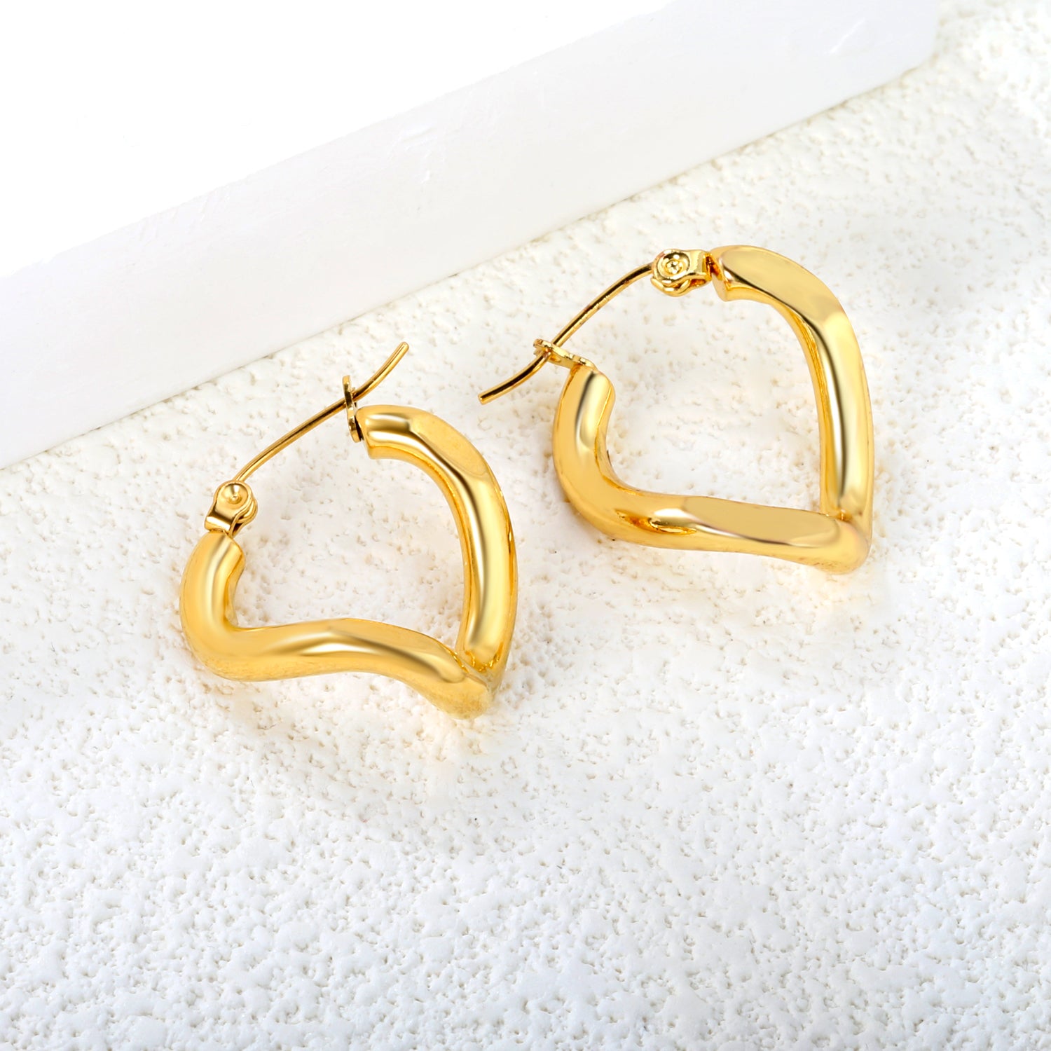 Wholesale Stainless Steel 18K Gold Plated Twisted Thread Reversible Angle Stud EarringsHigh-resolution Lifestyle Photos
