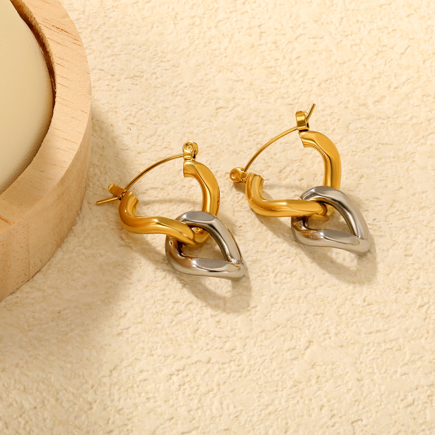 Wholesale Two-Tone Hoop Earrings Gold and Silver Interwoven Design Light LuxuryClose-ups of the gold plating and details