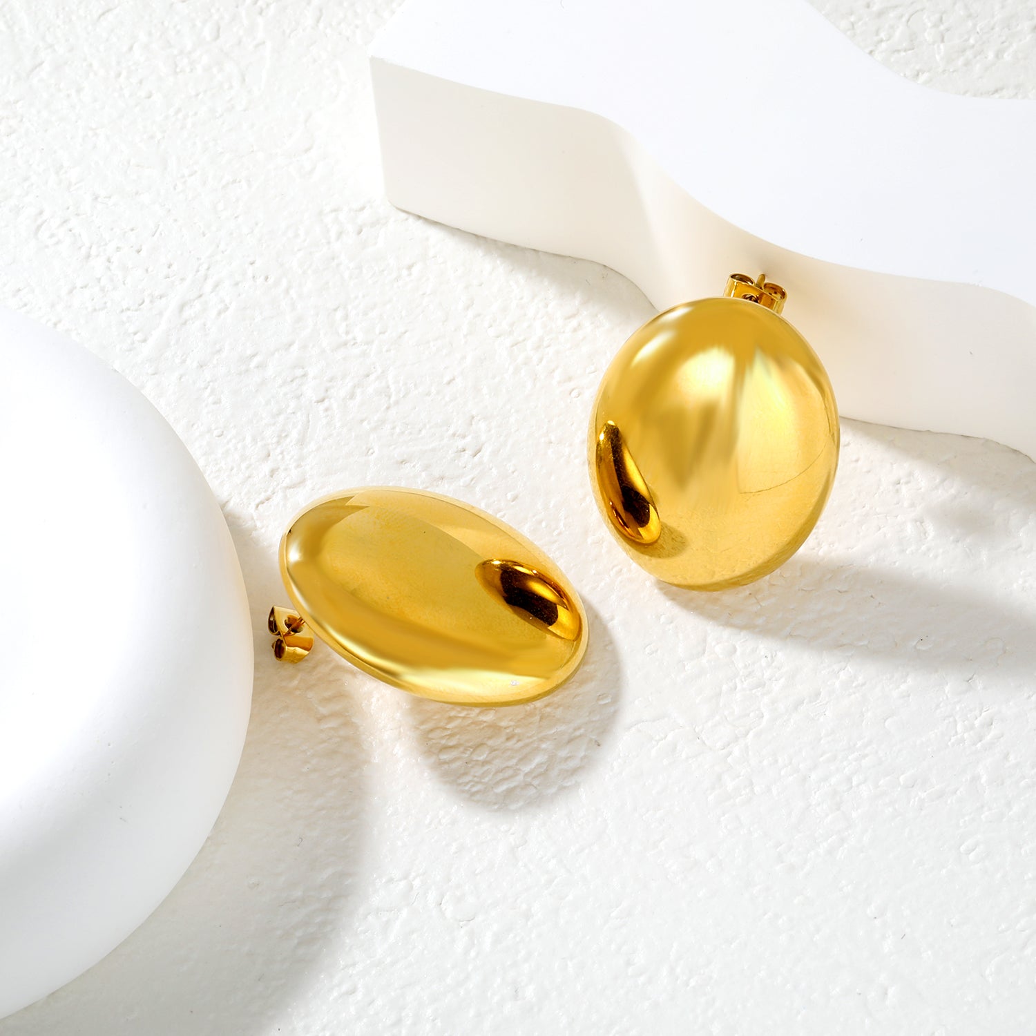 Wholesale Waterproof 18K PVD Gold Plated High Polish Oval StudsClose-up of the light-colored ambiance