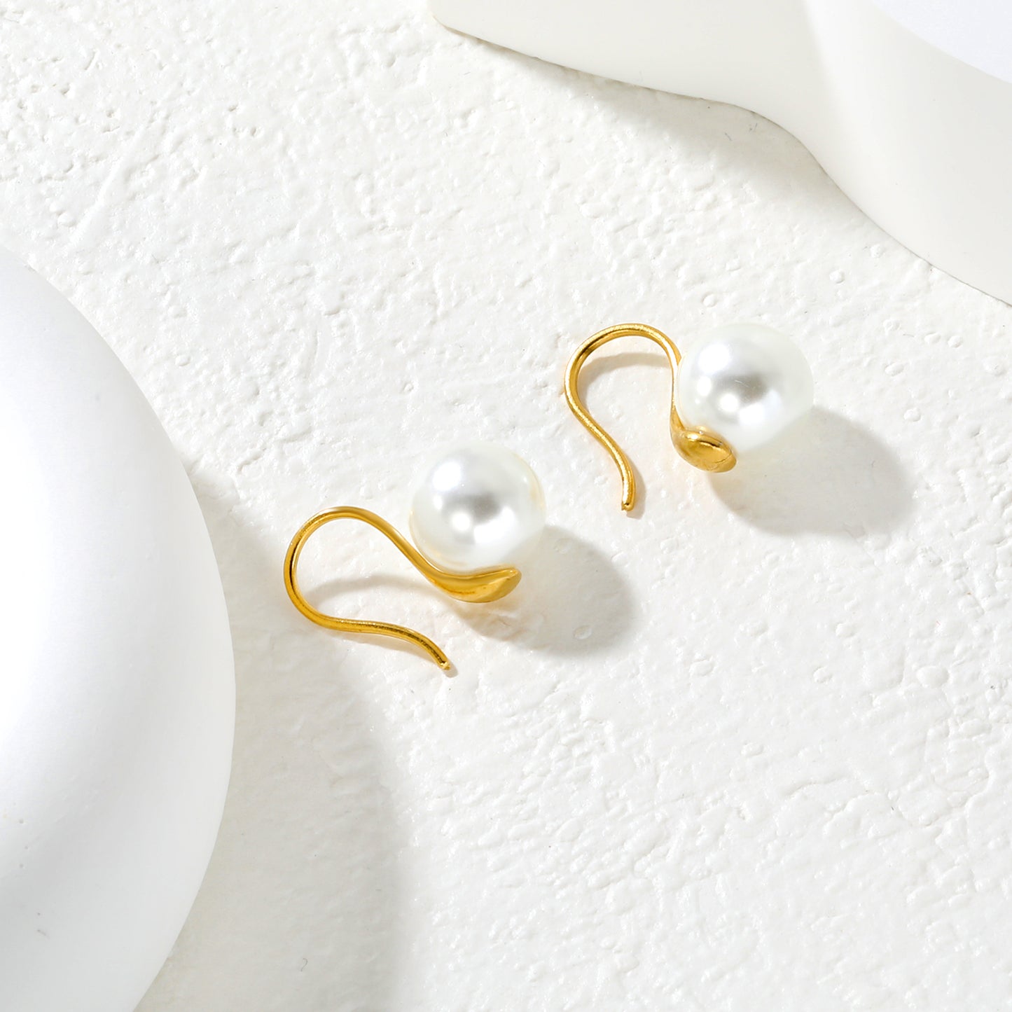 Wholesale Waterproof 18K PVD Gold Plated Minimalist Pearl DanglesClose-up of the light-colored ambiance
