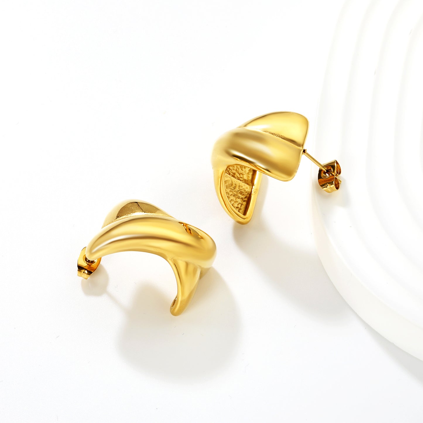 Wholesale Waterproof 18K PVD Two-Tone Smooth C Hoop EarringsClose-ups of the gold plating and details