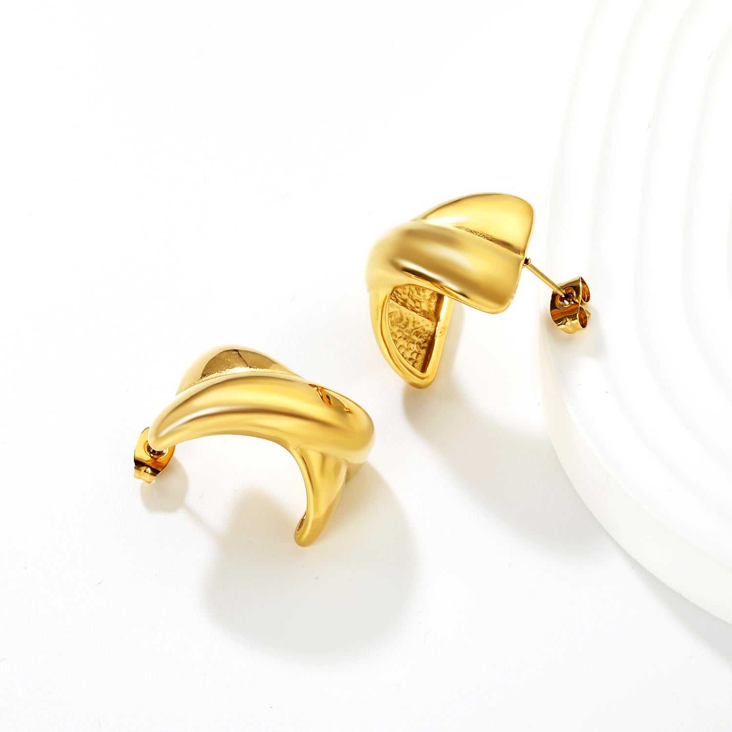 Wholesale Waterproof 18K PVD Two-Tone Smooth C Hoop EarringsClose-ups of the gold plating and details