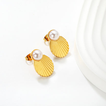 Wholesale Waterproof PVD Gold Plated Textured Seashell Pearl StudsClose-up of the light-colored ambiance