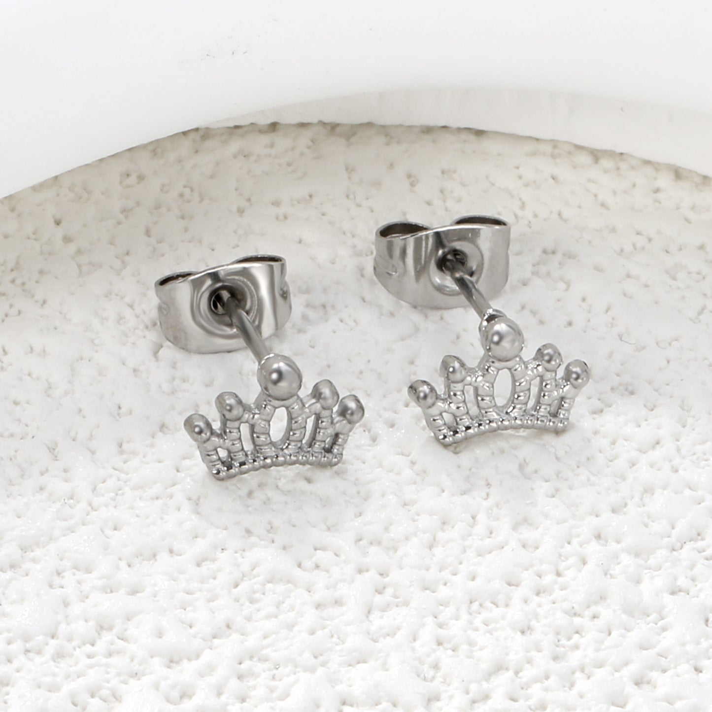 Wholesale stainless steel 18K gold plated crown regular pin earringsClose-ups of the gold plating and details
