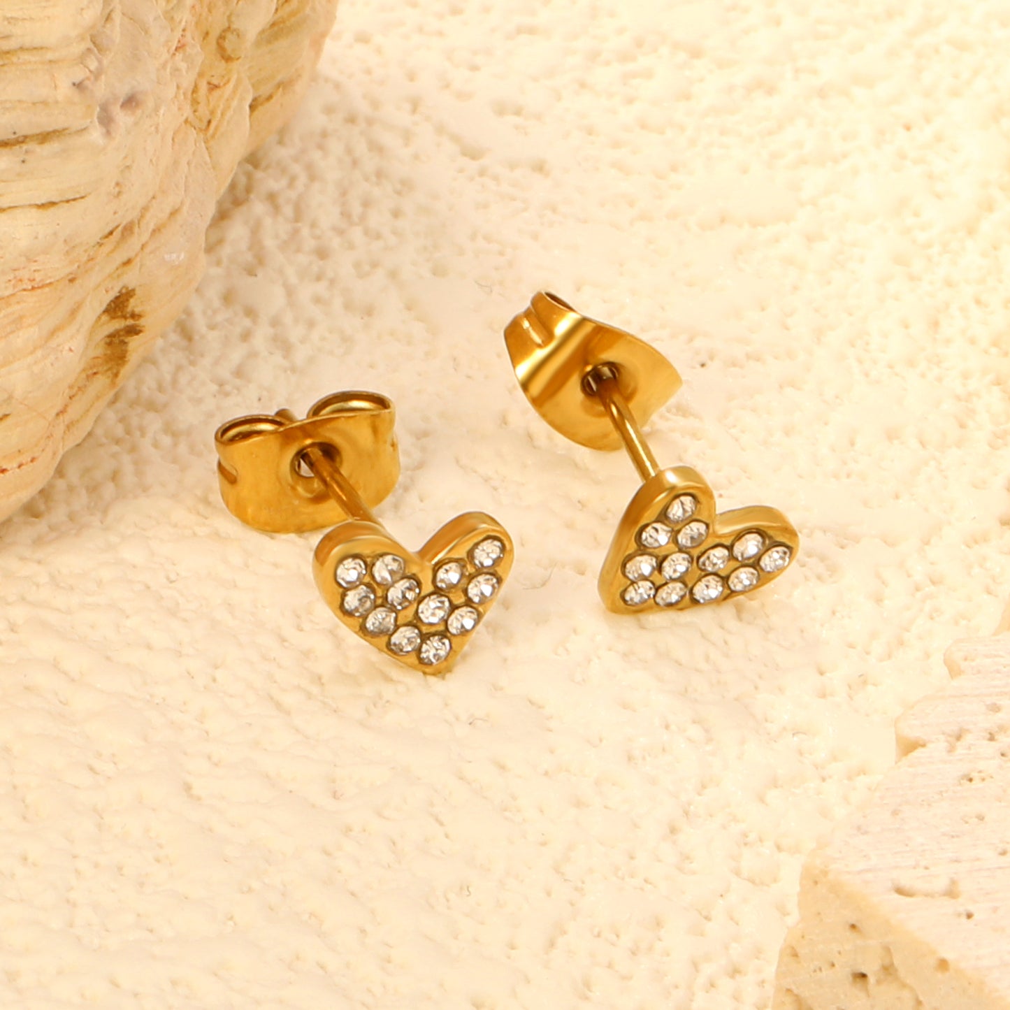 Wholesale stainless steel 18K gold plated heart-shaped white diamonds ordinary pin earringsClose-ups of the gold plating and details